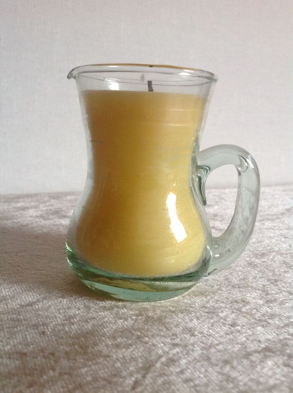 BOUGIE PARFUM&Eacute;E EN VERRE AVEC ANSE Envoi Possible
Décoration