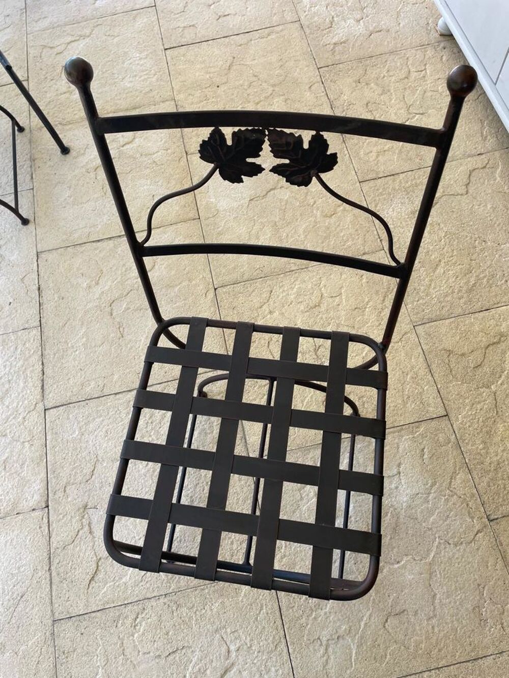 Table en fer forg&eacute; lourd et robuste style travaill&eacute; + 6 chai Meubles