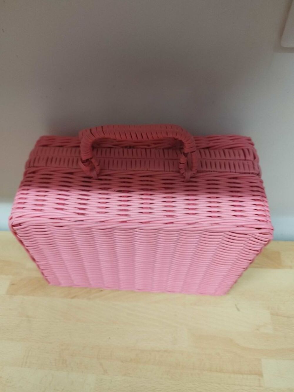 Malette rose en scoubidou
Dimension 25 cm x 18 cm x x 12,5 cm Vêtements