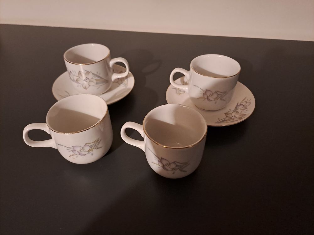 Service &agrave; caf&eacute;, 4 tasses et 2 petites assiettes Cuisine