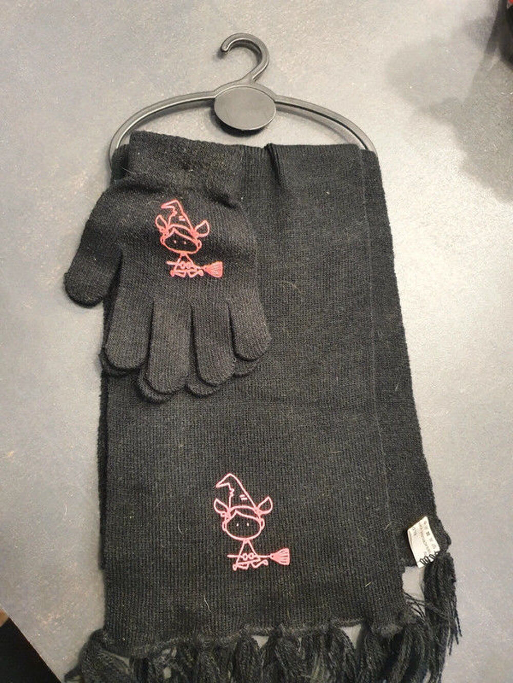 lot &eacute;charpe et gant noir - neuf Vêtements enfants
