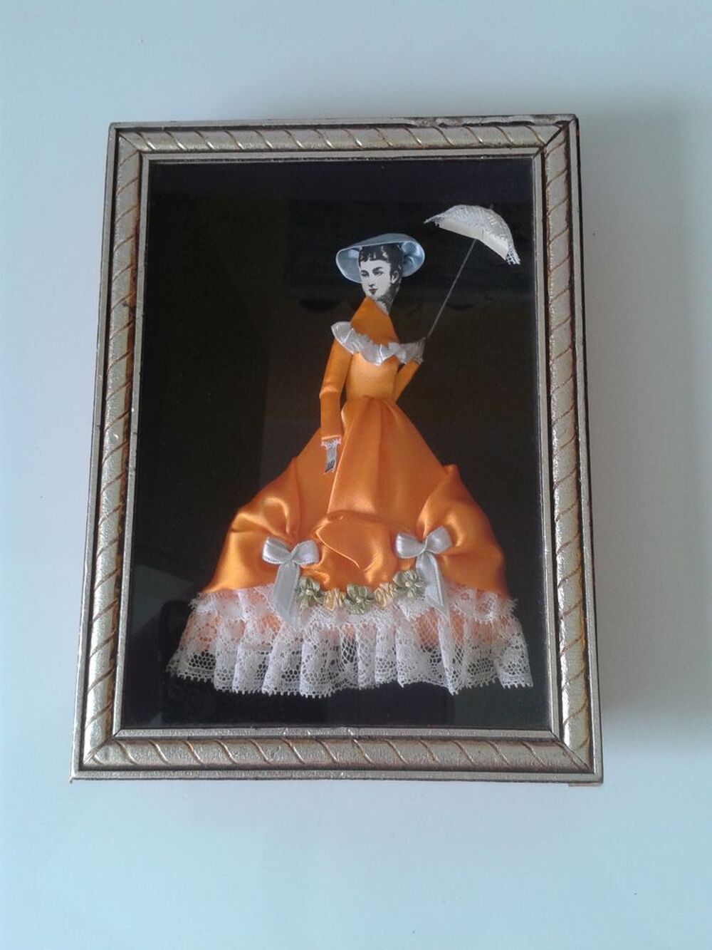 cadre dame habill&eacute;e tissu sous verre Décoration