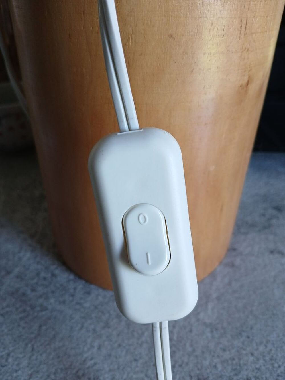 LAMPE SUR PIED FORME QUILLE EN BOIS AVEC ABAT-JOUR Décoration