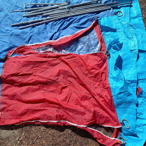 Toile de tente rouge et bleue pour protéger du matériel, du 10 Saumur (49)