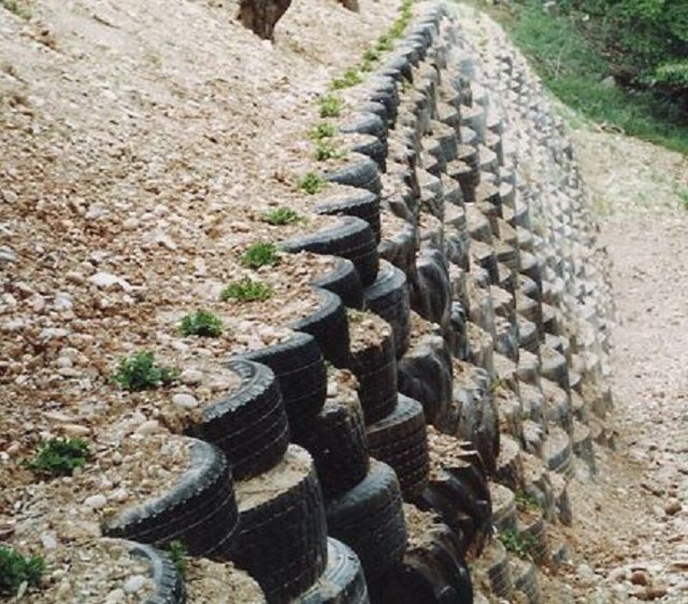 Pneus de voiture usag&eacute;s. Jardin