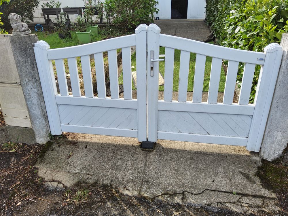 Portail blanc en PVC Bricolage