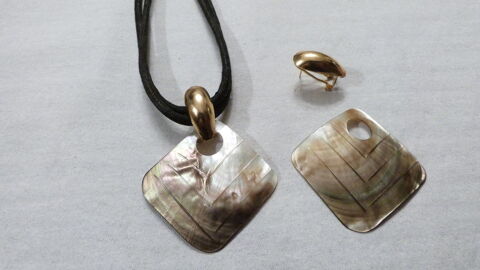 BOUCLES OREILLES NACRE Oreilles perc�es carr� 2 en 1 5 �cuisses (71)