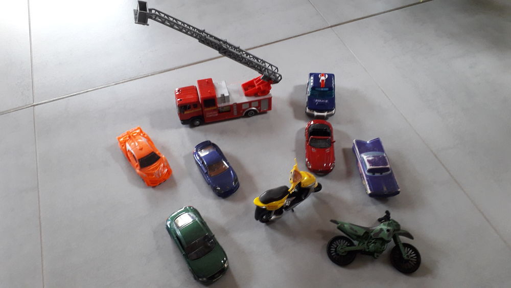 Lot de 9 v&eacute;hicules Jeux / jouets