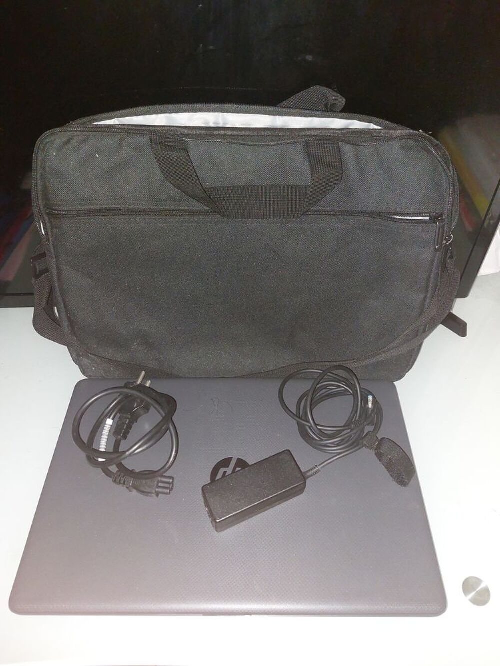 Ordinateur portable avec housse de transport et chargeur. Matériel informatique