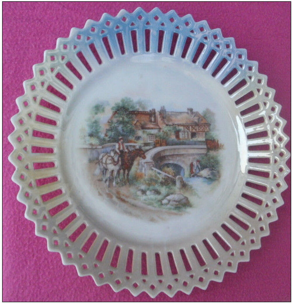 Assiette en porcelaine ajour&eacute;e et dentel&eacute;e chevaux, pont Décoration