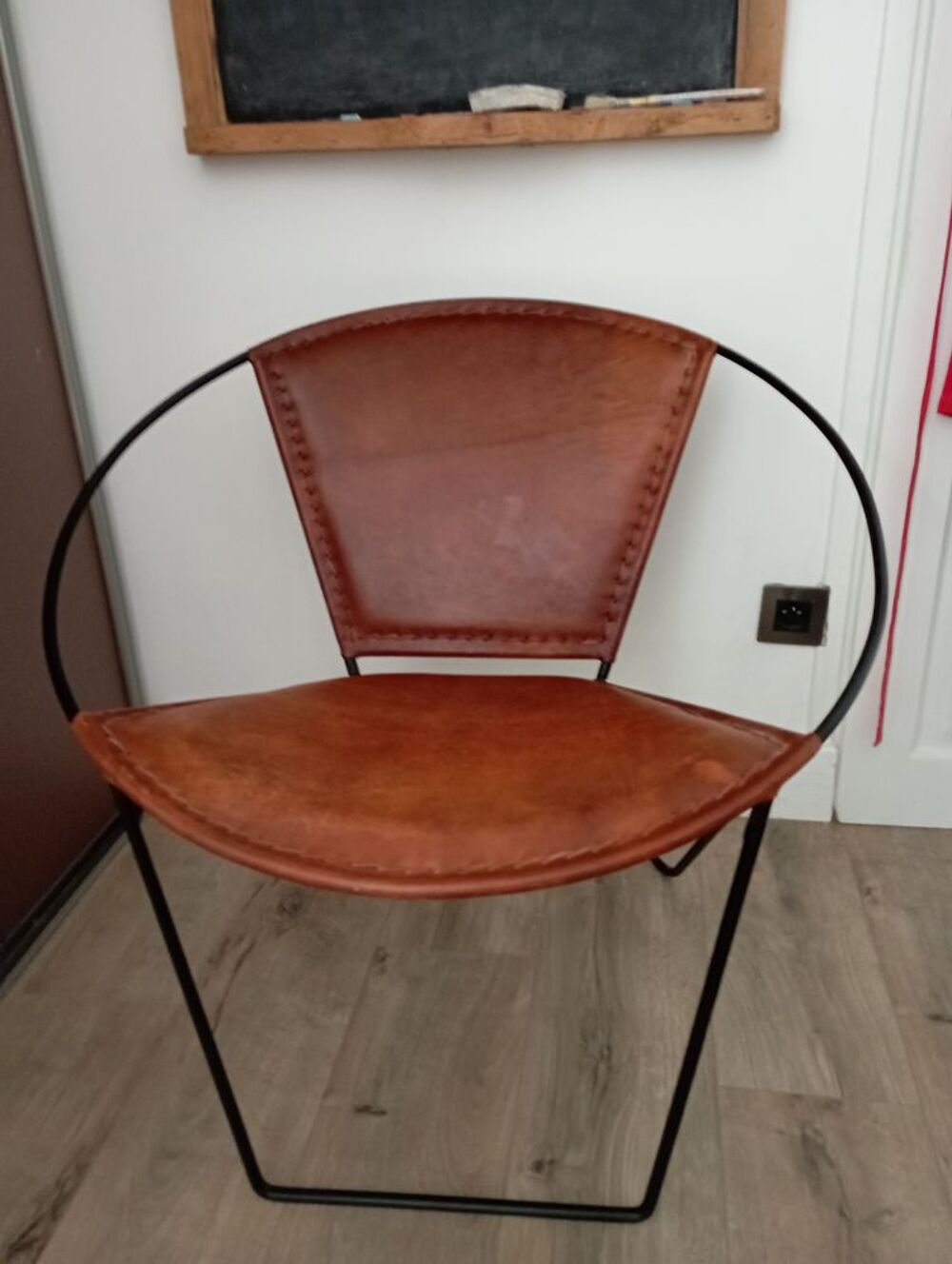 Fauteuil rond en cuir de ch&egrave;vre marron et m&eacute;tal design Meubles