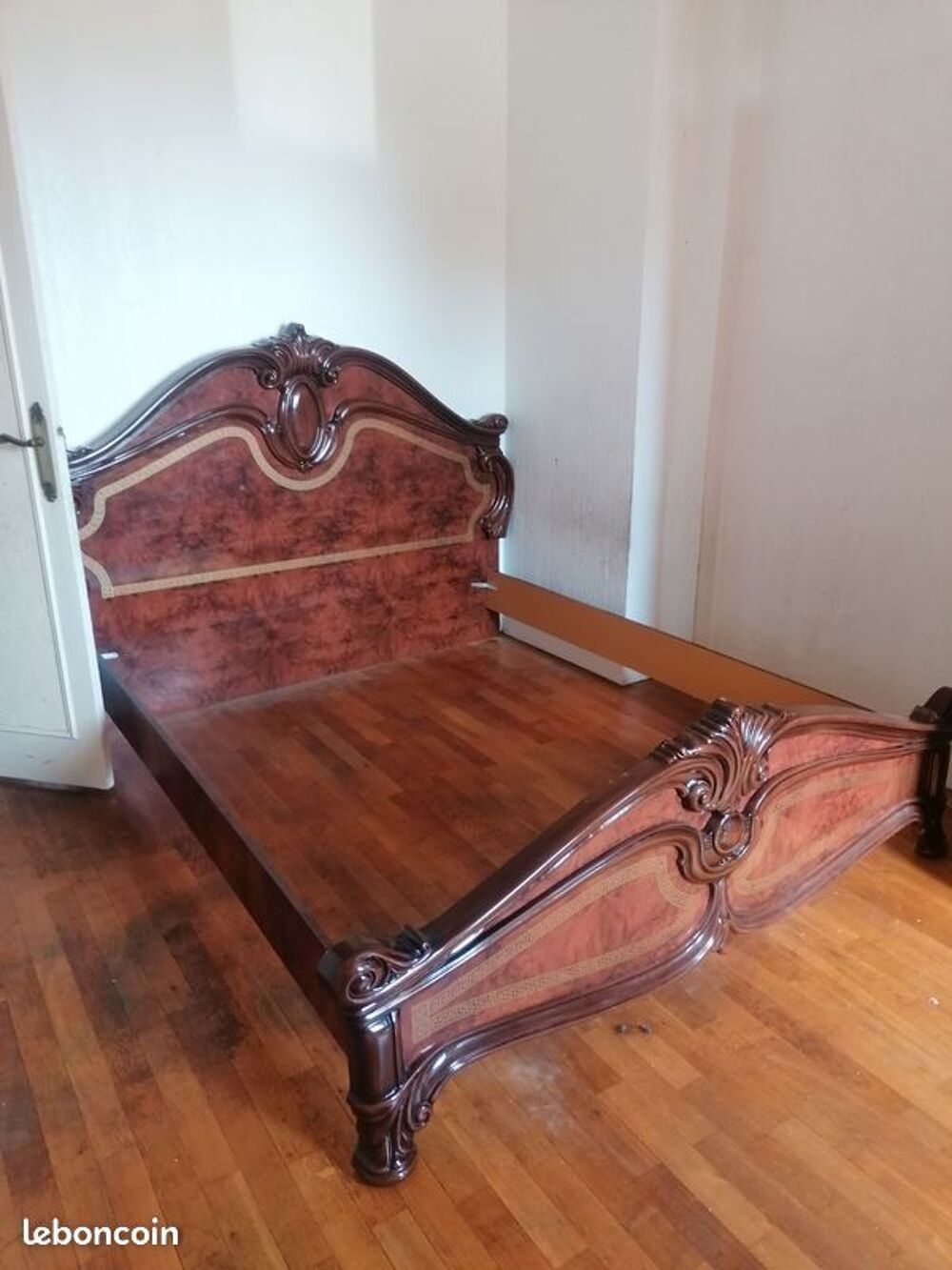 GRAND LIT 160X200
SANS SOMMIER QUASI NEUF
Meubles