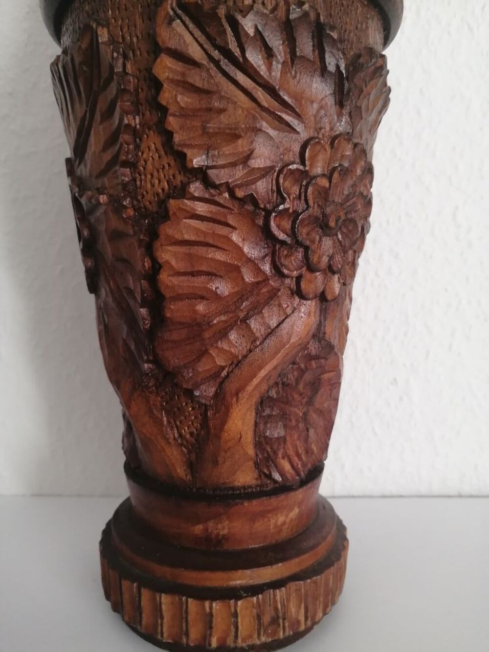 Magnifique vase en bois sculpt&eacute; - Motifs fleurs et feuilles Décoration