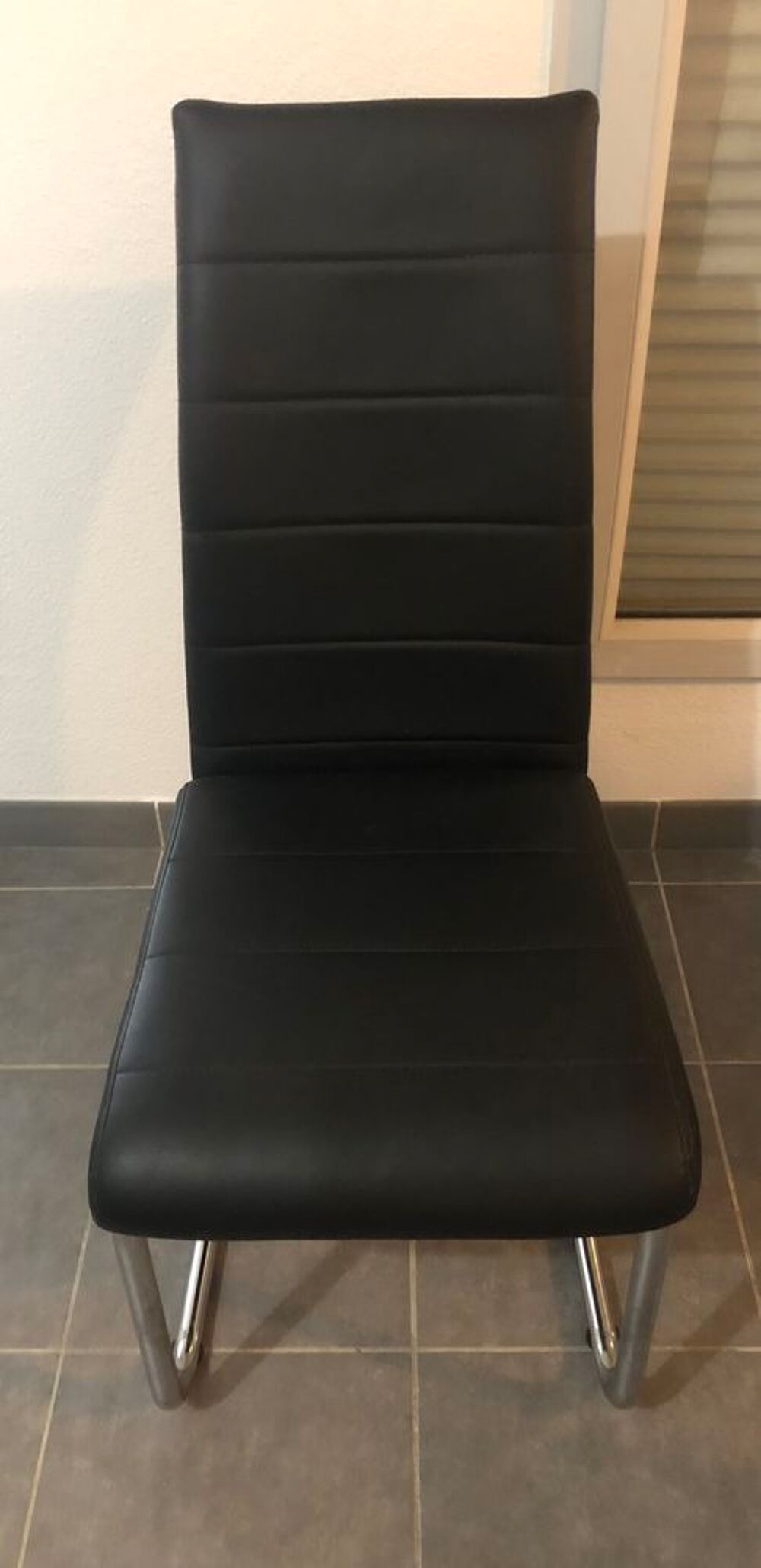 Chaises design, bon &eacute;tat Meubles