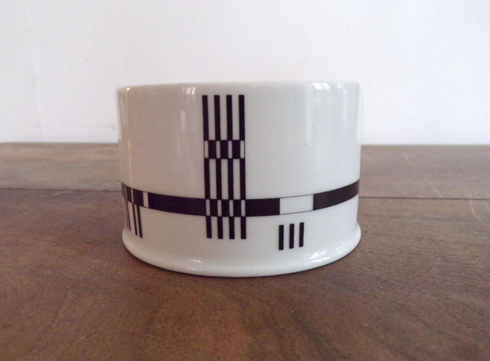 Pot vintage en porcelaine blanche sign&eacute; Karl Emanuel Henkell Décoration