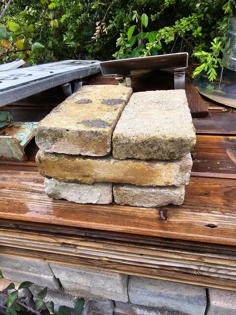 Brique Anciennes r�fractaire de 9 cm x 18 cm x 5 cm 
1 Aspres-sur-Bu�ch (05)