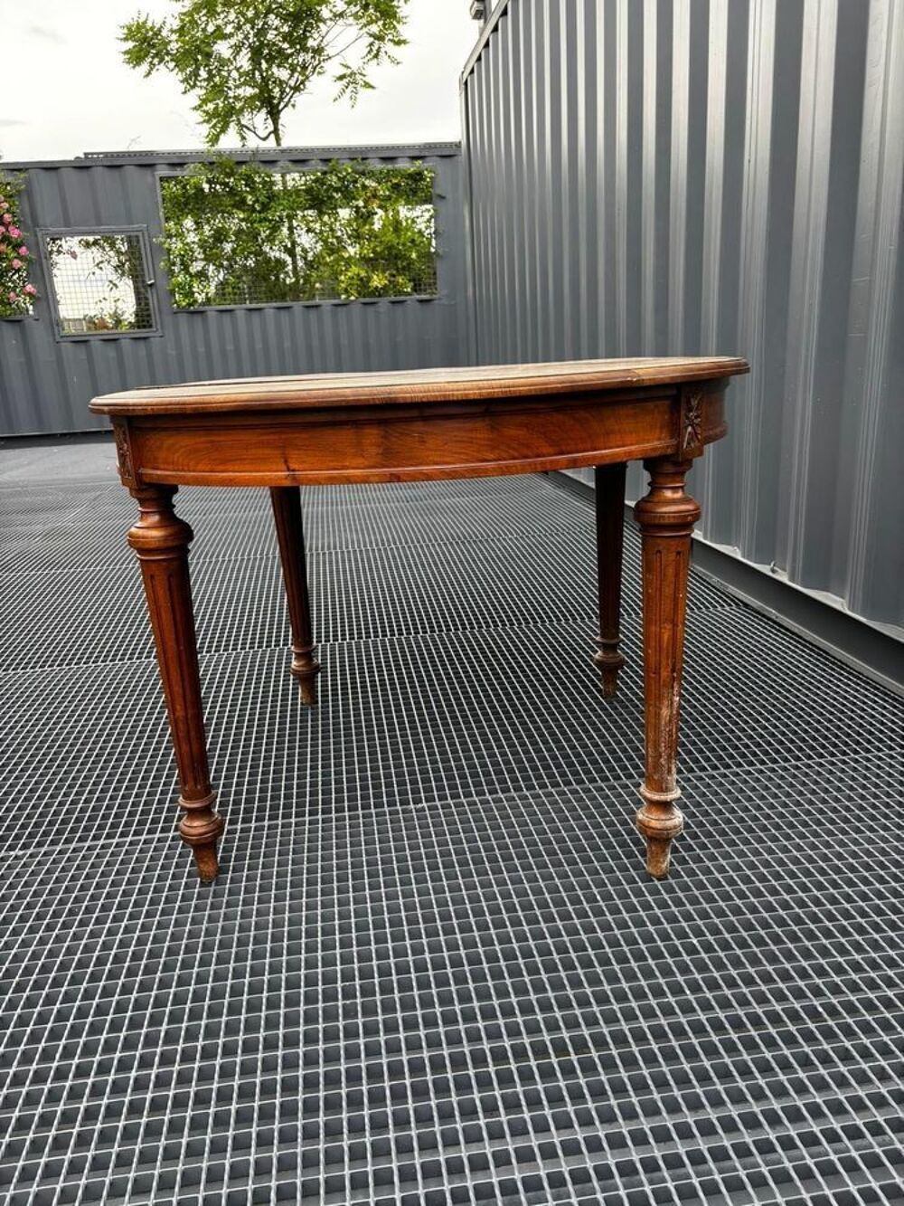 Table ancienne en bois massif , mod&egrave;le rare style Louis XVI Meubles