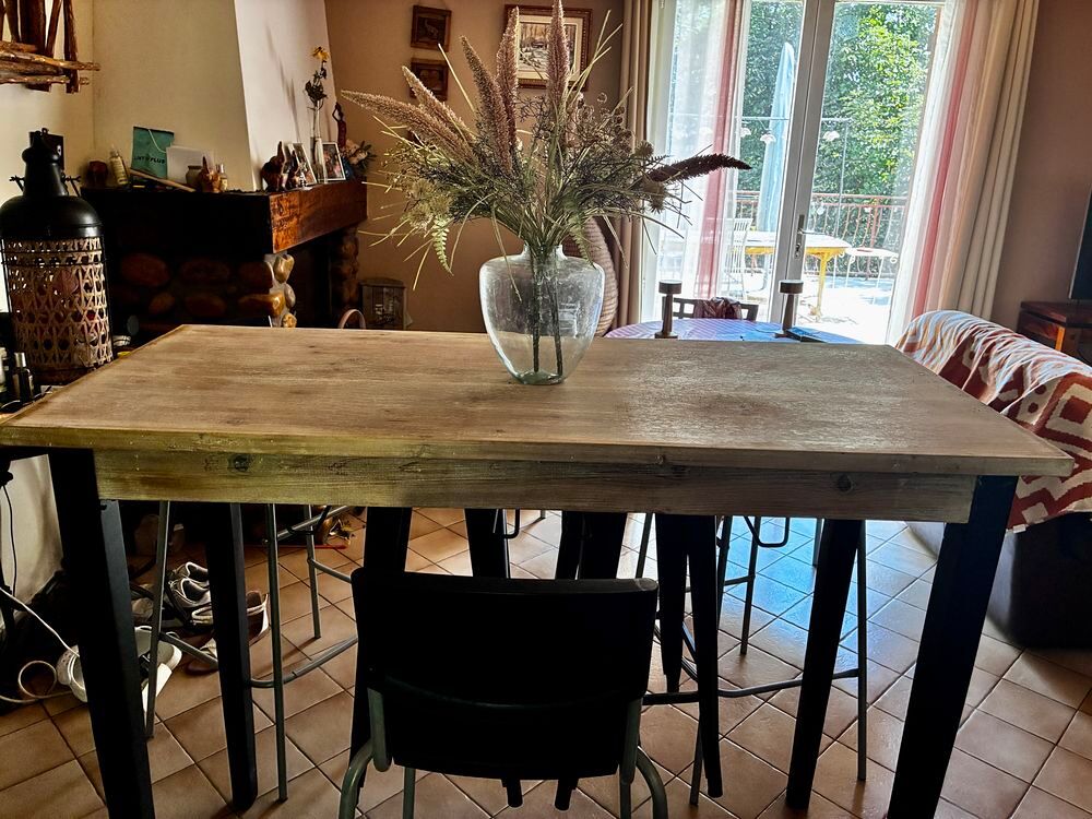 MANGE DEBOUT AVEC 2 TABOURETS ASSORTIS ET 3 CHAISES HAUTES Meubles