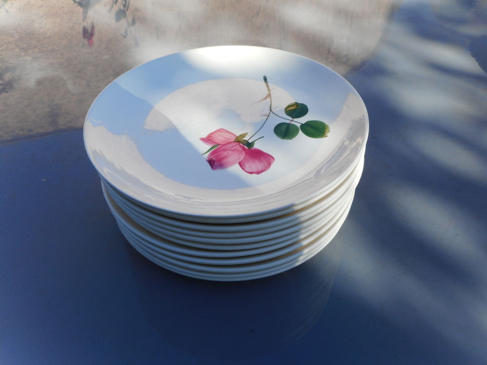 LOT DE 11 ASSIETTES A DESSERT EN PORCELAINE	 Electroménager