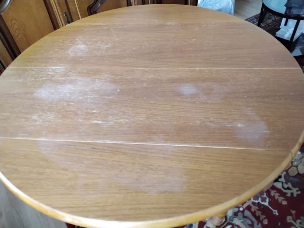 Table ancienne. 50 euro 
Petite buffet 60 euro. 
Meubles