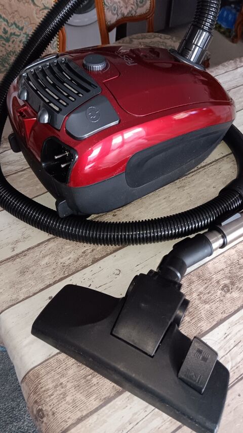 Aspirateur Traneau Rouge avec Accessoires 40 Frjus (83)