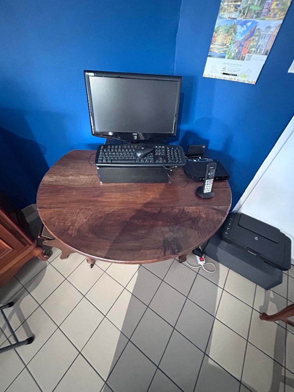petite table ronde 4 pieds tourn&eacute;s .milieu du siecle. Meubles