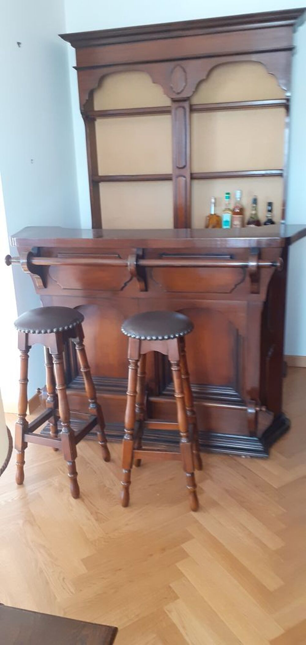 BAR D'APPARTEMENT EN ACCAJOU MASSIR AVEC CHAISES BAR INCLUS Meubles