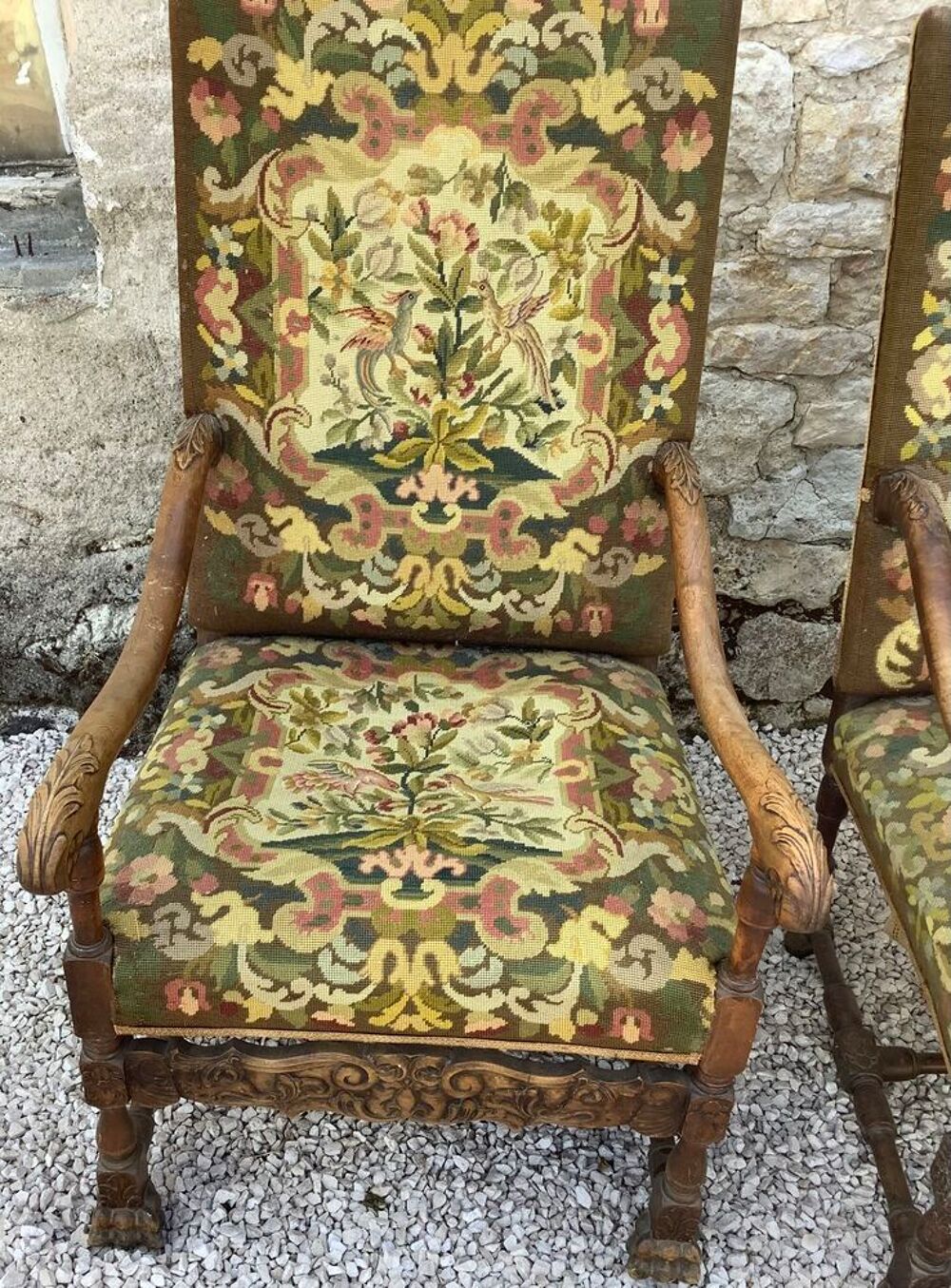 Une belle paire de fauteuils du style Louis XIII Meubles