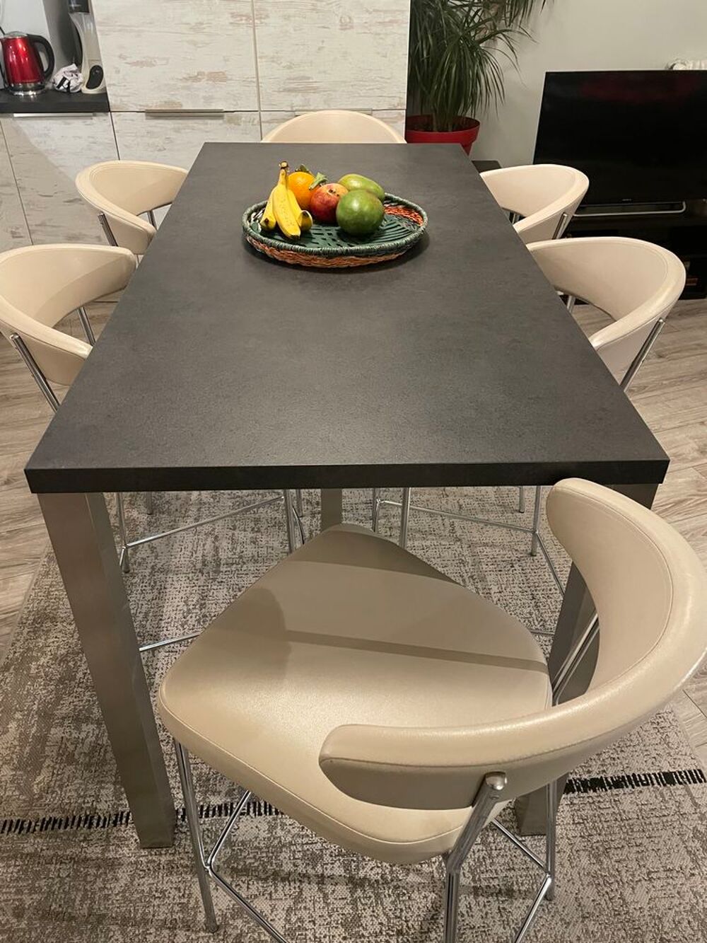 Table &agrave; manger style bar avec six chaises Meubles
