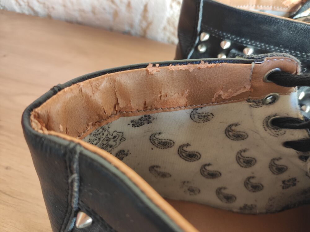 Chaussures hautes clout&eacute;es Chaussures