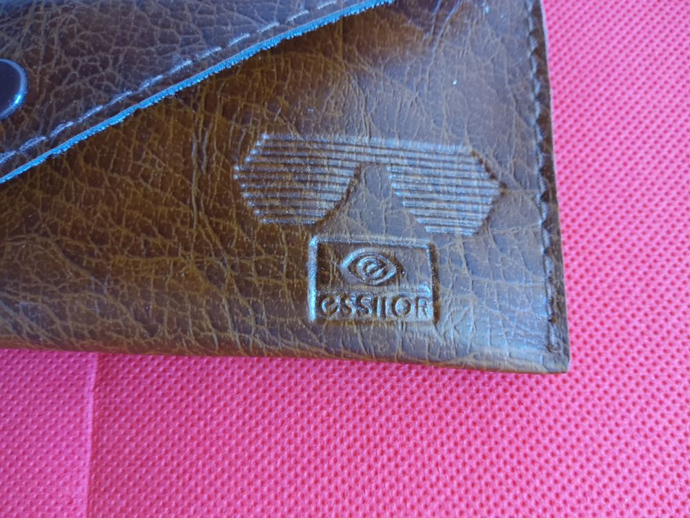 CLIPS SOLAIRES avec &eacute;tui Essilor Bijoux et montres