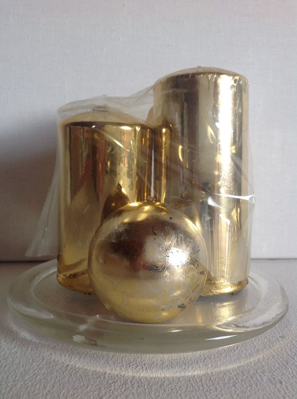 TROIS BOUGIES DANS COUPELLE EN VERRE NEUVES
Décoration