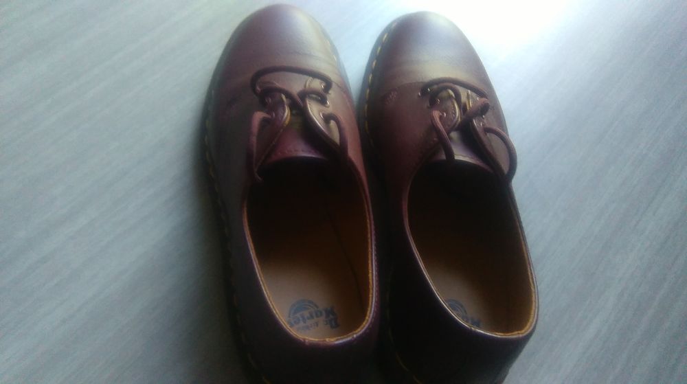 Tr&egrave;s jolie Chaussures pointure 40 femme. Marque "Dr.Martens Chaussures