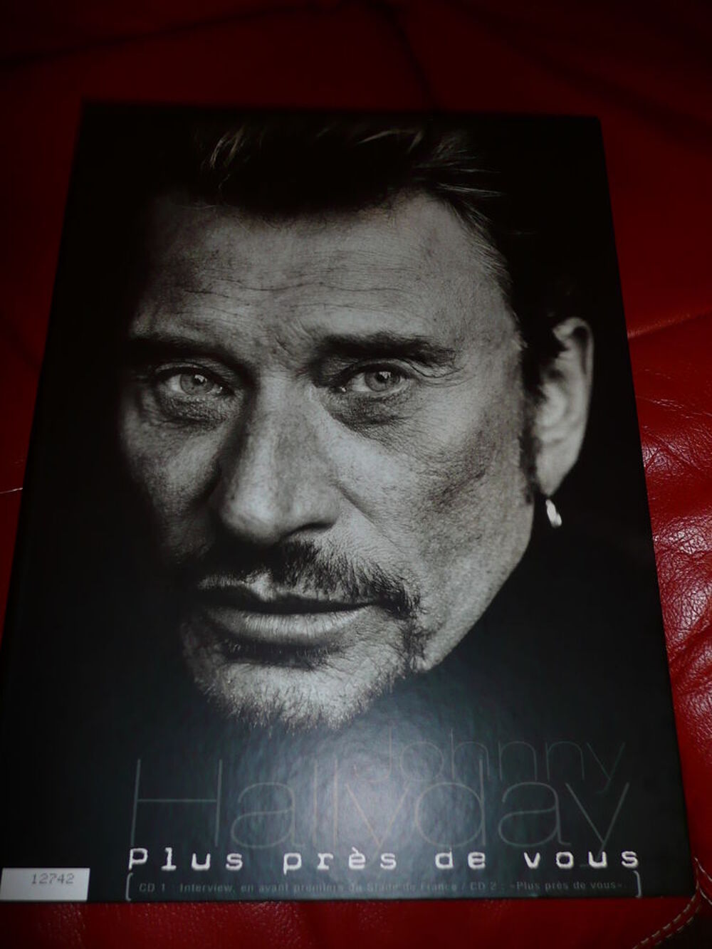 Livre sur johnny hallyday plus pr&eacute;s de vous Livres et BD