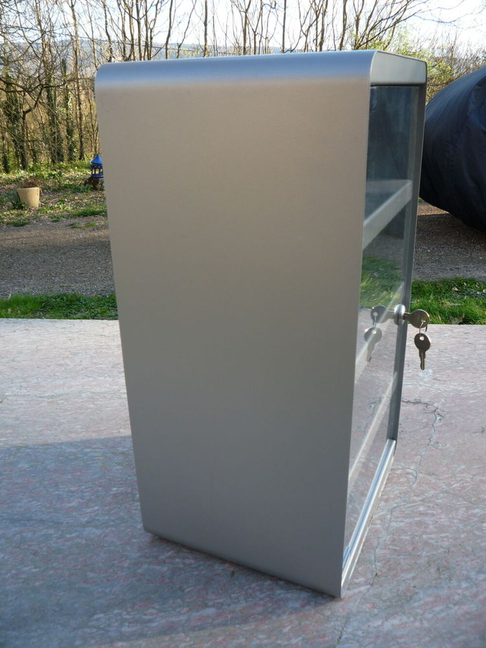 Vitrine/armoire m&eacute;tallique (G) Décoration