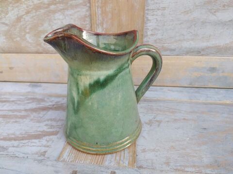 Pichet Grès Émaillé Vert Col Évasé 
Hauteur 17cm, largeur 40 Loches (37)
