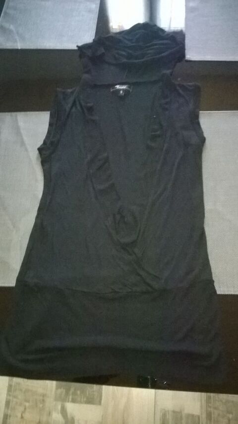 Petit haut noir sans manche
Ouvert devant
avec capuche 6 Talange (57)