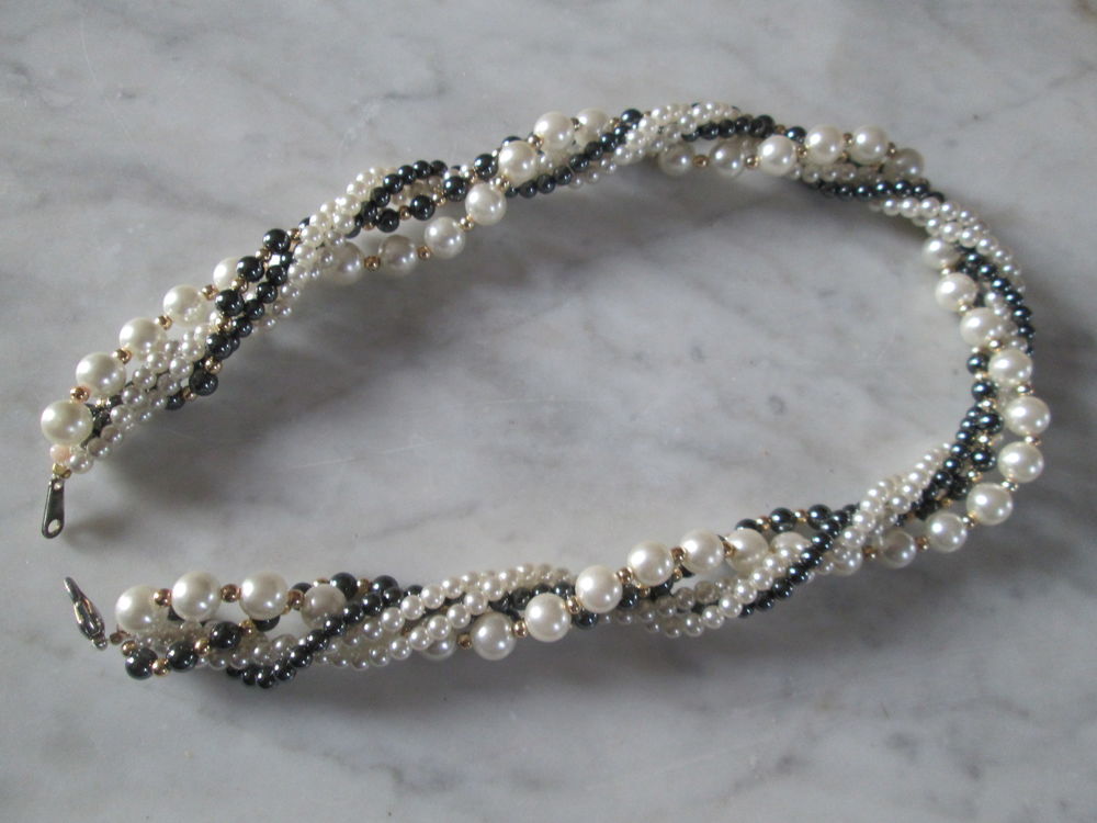 Collier cinq rangs de fausses perles entrelac&eacute;s Bijoux et montres