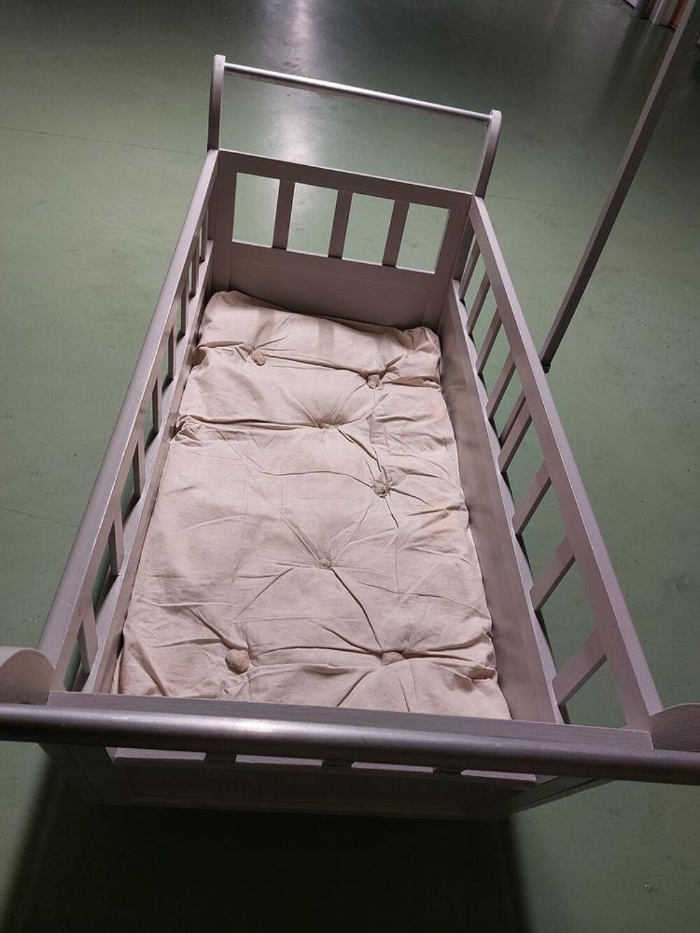 Lit b&eacute;b&eacute; en bois &agrave; roulettes vintage ann&eacute;es 1950 Mobilier enfants