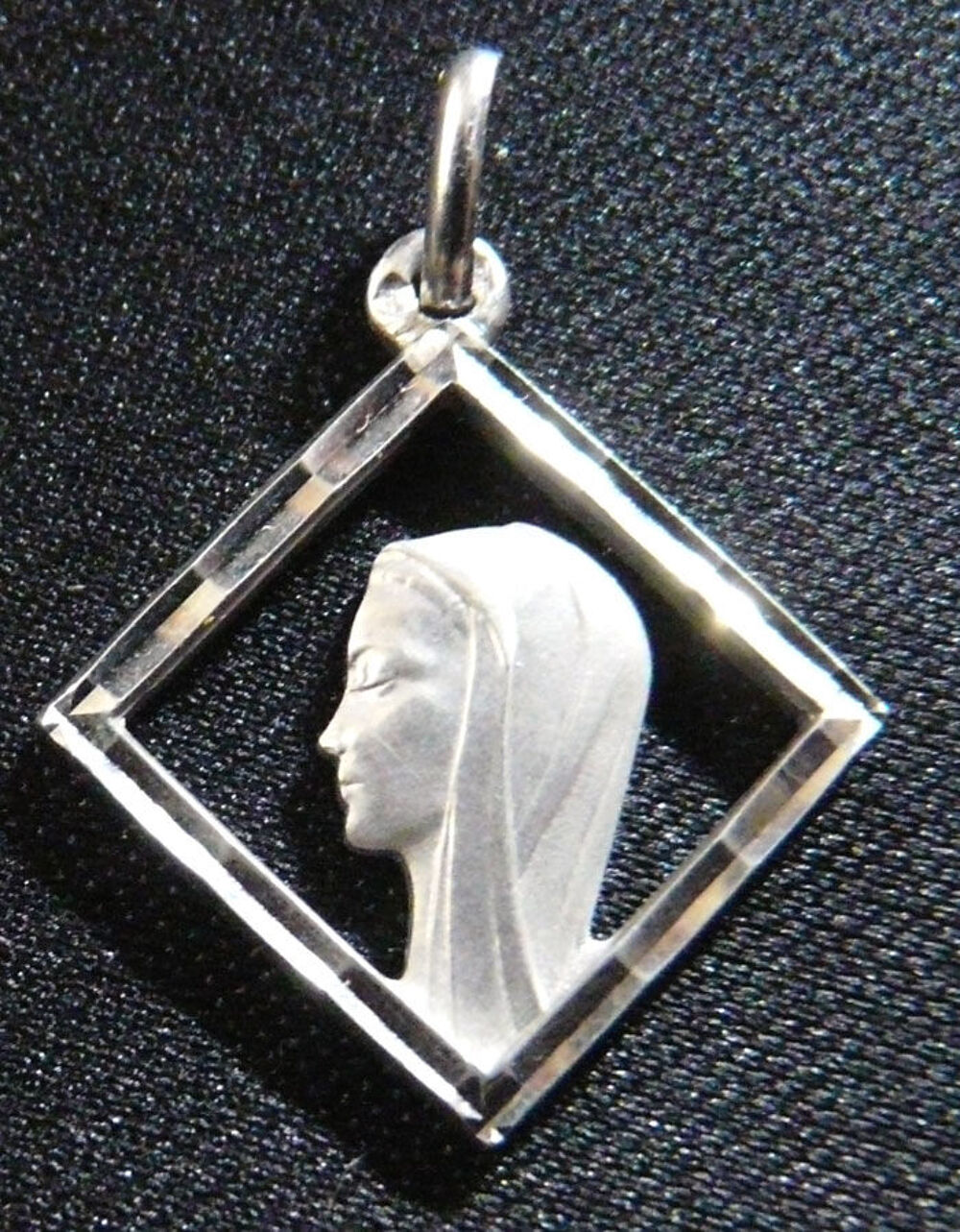 M&eacute;daille Pendentif carr&eacute; de la Vierge- M&eacute;tal argent&eacute; vintage Bijoux et montres
