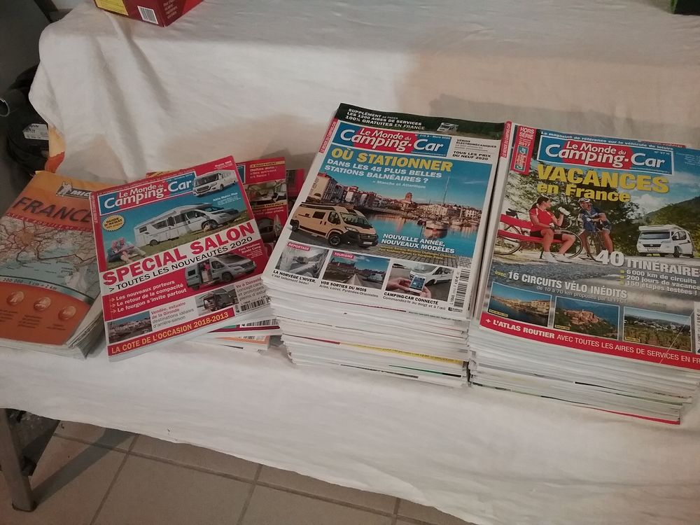 MAGAZINE LE MONDE DU CAMPING CAR + donne. Livres et BD