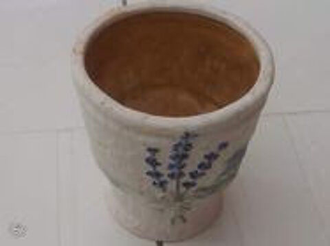 cache pot ou autre tr�s beau blanc et fleurs bleues devant 0 M�rignies (59)