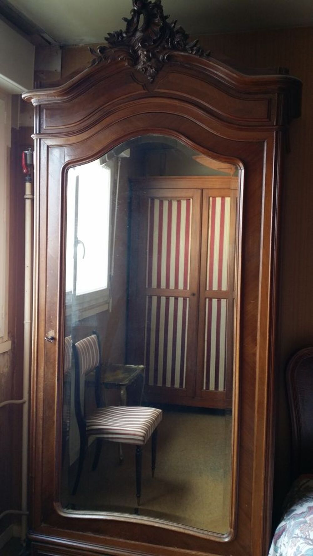 Armoire &agrave; glace &agrave; chapiteau d&eacute;cor&eacute; Meubles
