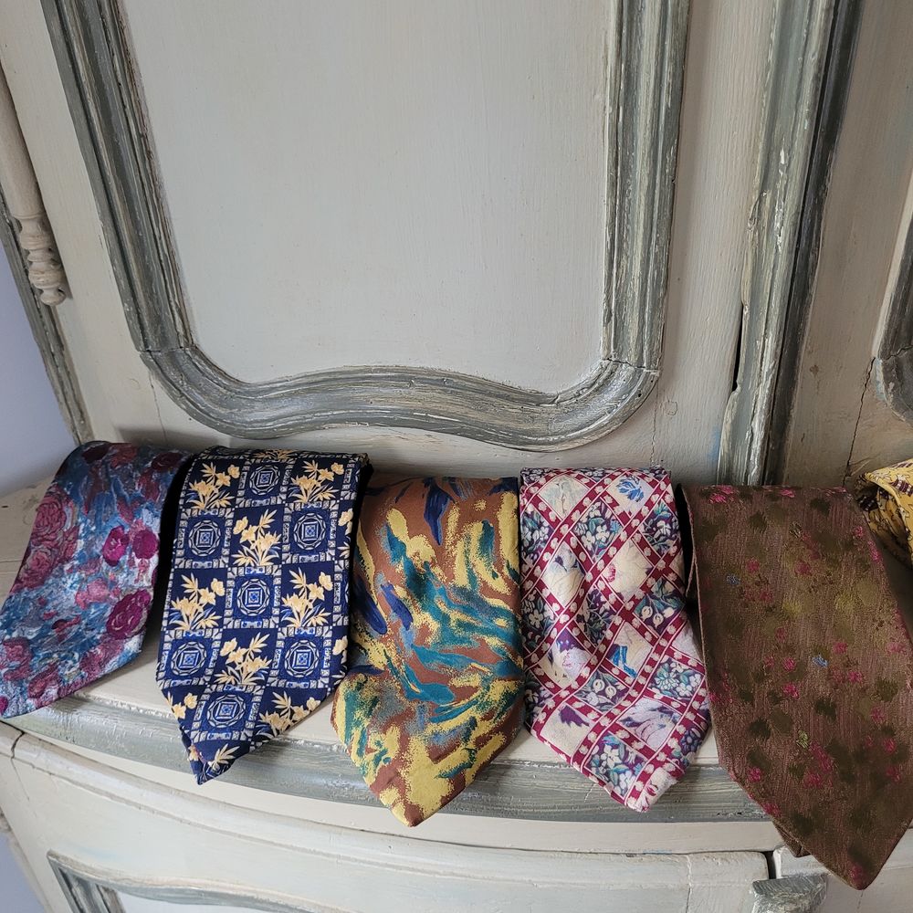 CRAVATES VINTAGE / CHAUSSURES BALLY SUISSE V�tements