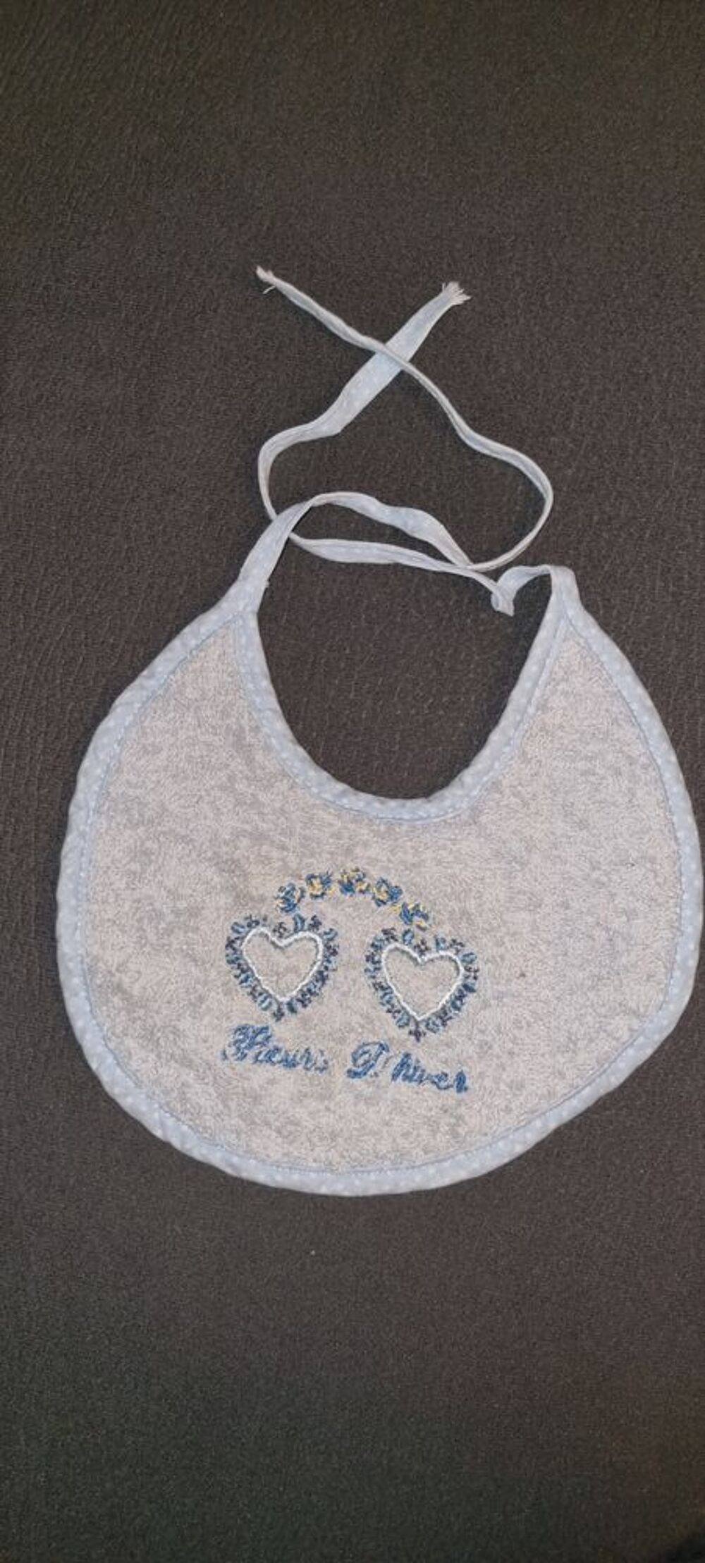 Adorable bavoir "Fleur d'hiver" pour b&eacute;b&eacute;. Puériculture