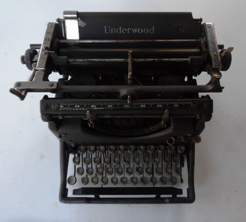 Machine � �crire UNDERWOOD en bon �tat n� de s�rie 2082096-5 150 Castries (34)