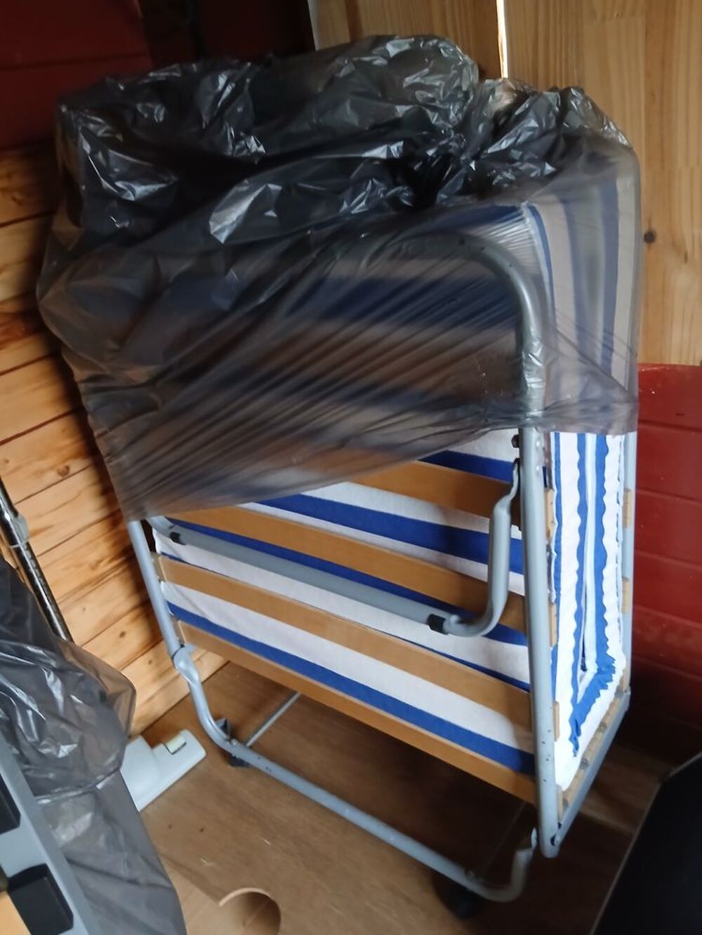 lit 90x1,90 sur pieds et lit pliant assorti 90x1,90 . Meubles