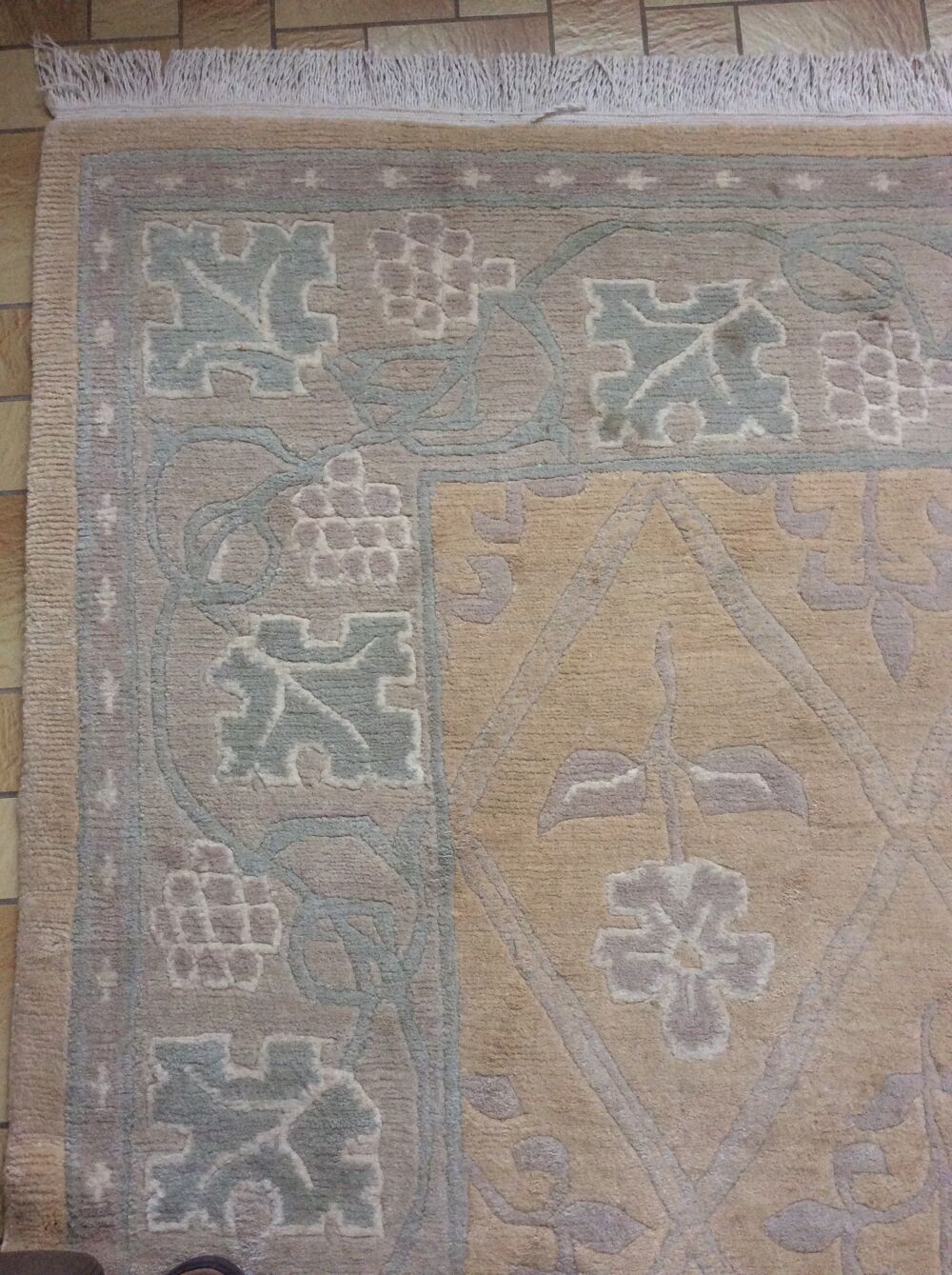 Beau tapis beige clair pastel du Tibet avec des accents gris pastel. Nou&eacute; &agrave; la main &agrave; Nepal Décoration