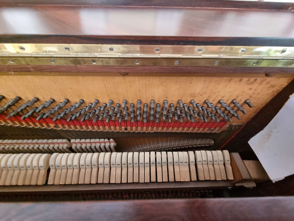 Un piano droit sign&eacute; "J. Lary Paris M&eacute;dailles d'or" Instruments de musique