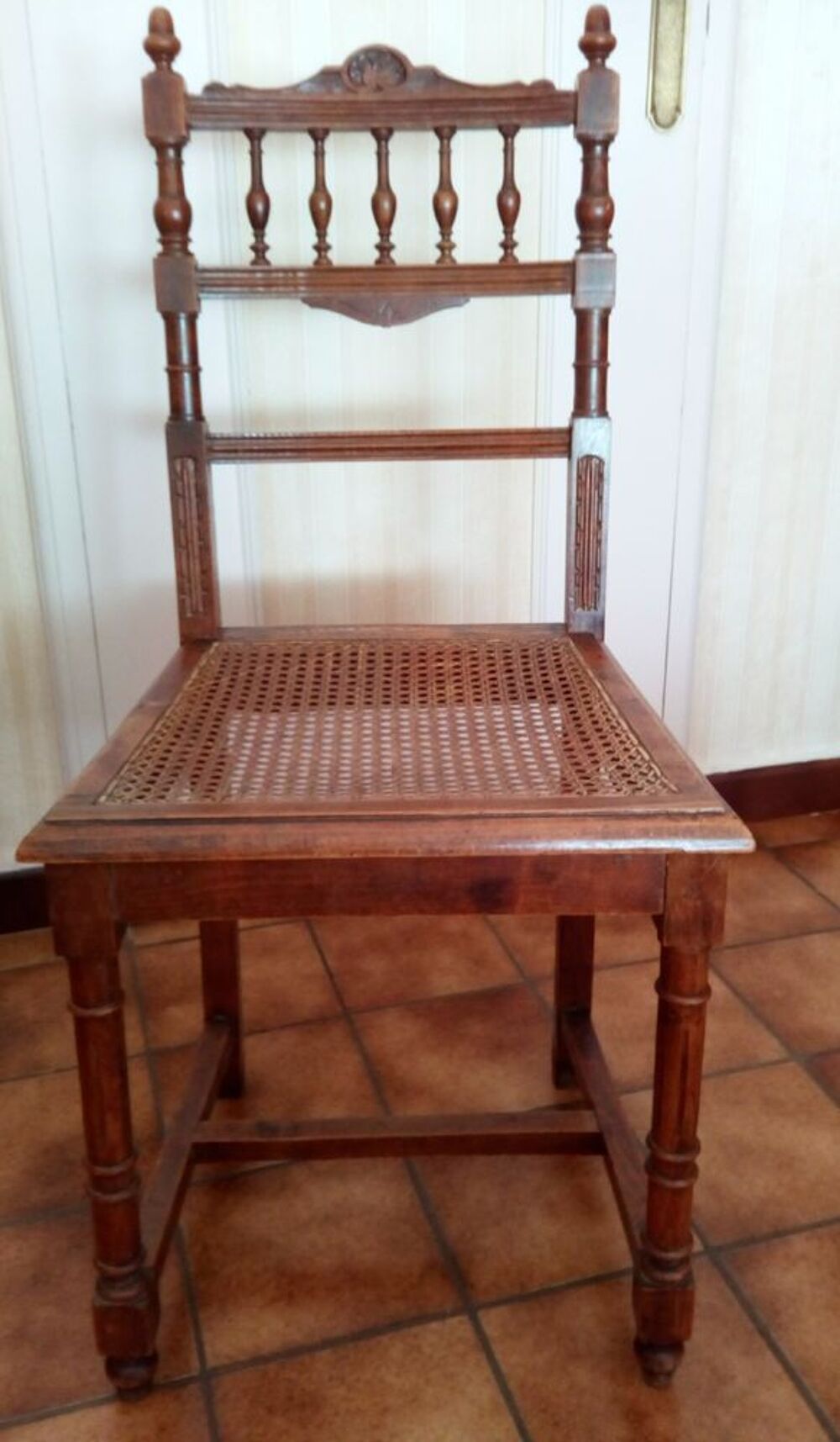 chaise vintage cann&eacute;e en bois Meubles